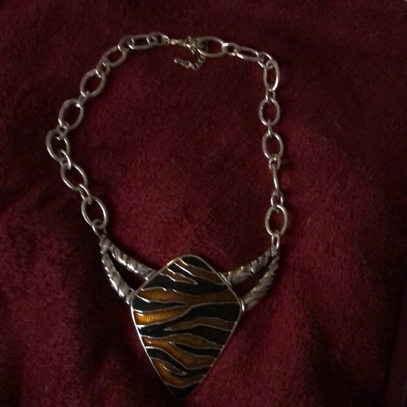VINTAGE Animal print silver tone choker, older piece still looks new - Picture 4 of 9